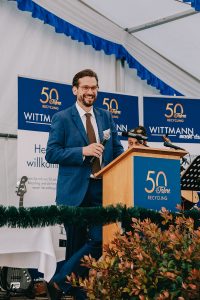 Martin Wittmann hält eine Rede auf der Wittmann Recycling Jubiläumsfeier