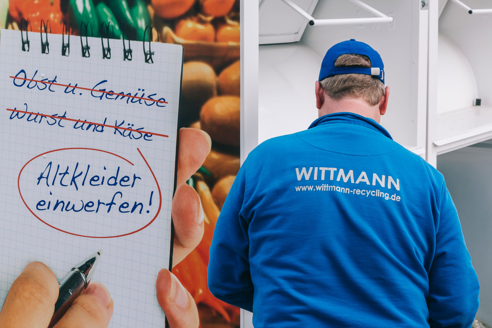 Wittmann Recycling Mitarbeiter leert Kleidercontainer aus